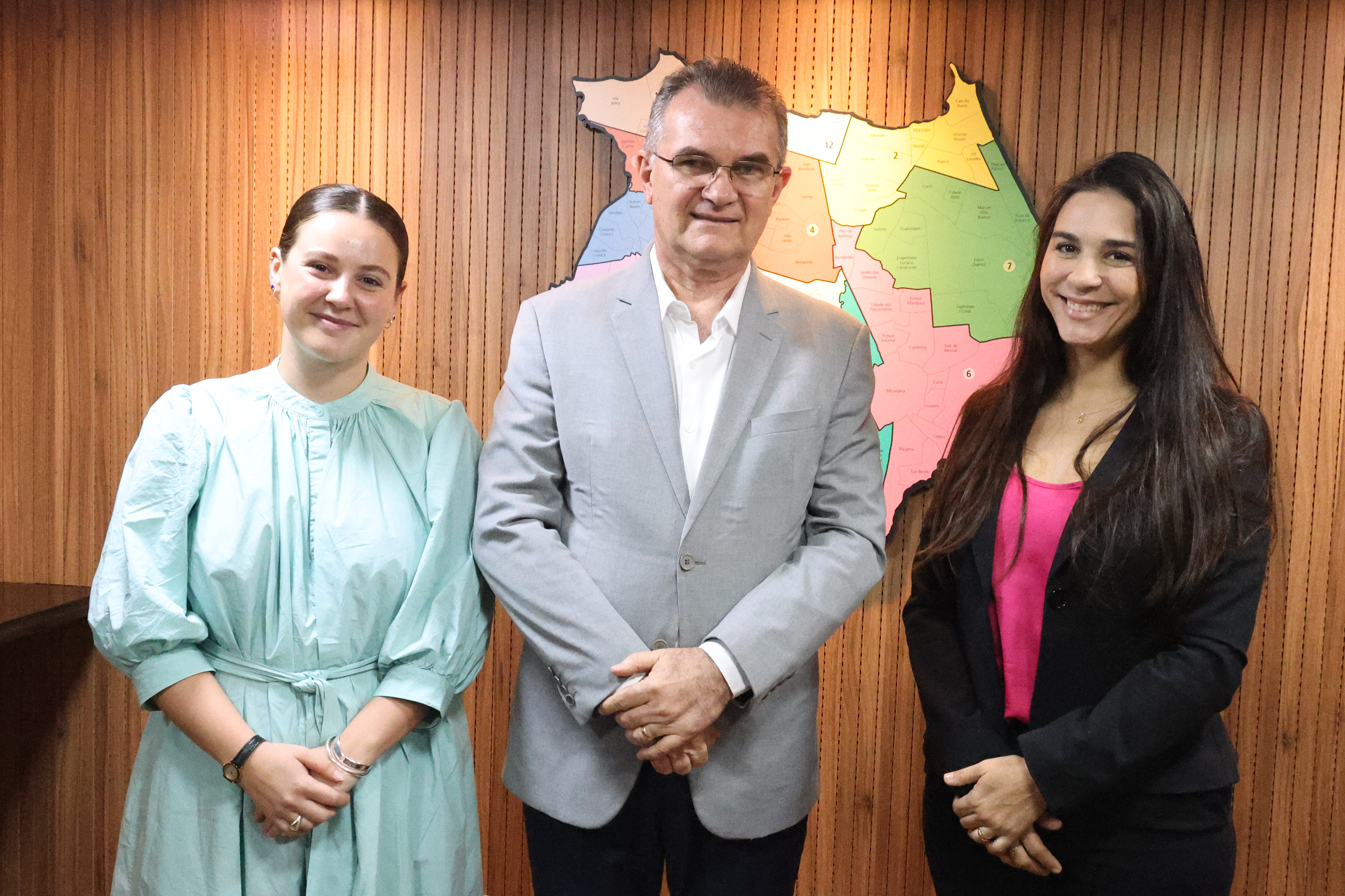 Anna Kennedy, João Bosco Monte e Patrícia Sartorio posam para a foto